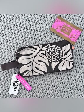 Aloha Collection• 12 Year Collection DOPP KIT in Holomua Coconut On Sandstone